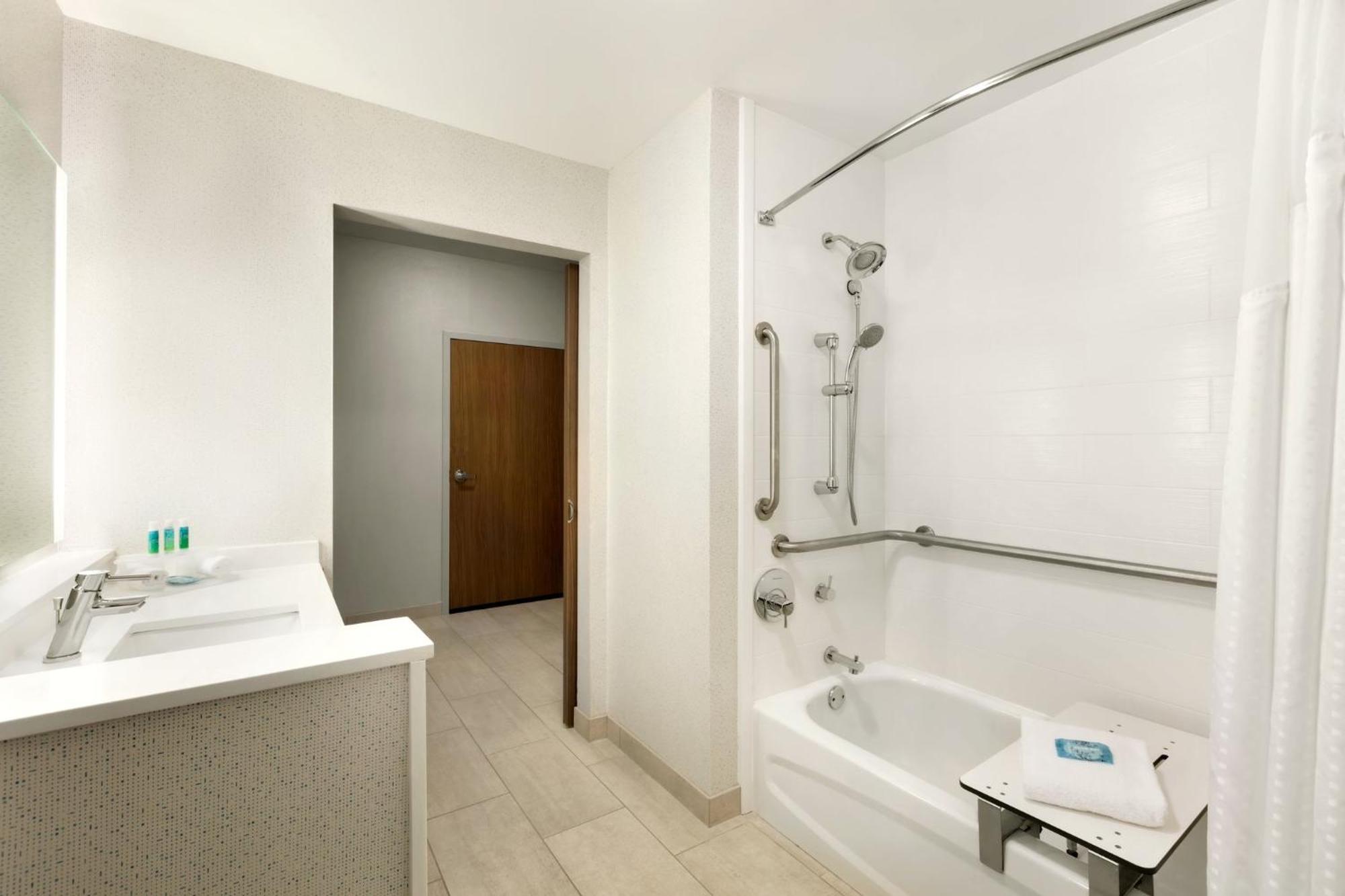 Holiday Inn Express & Suites Salisbury By Ihg Bagian luar foto